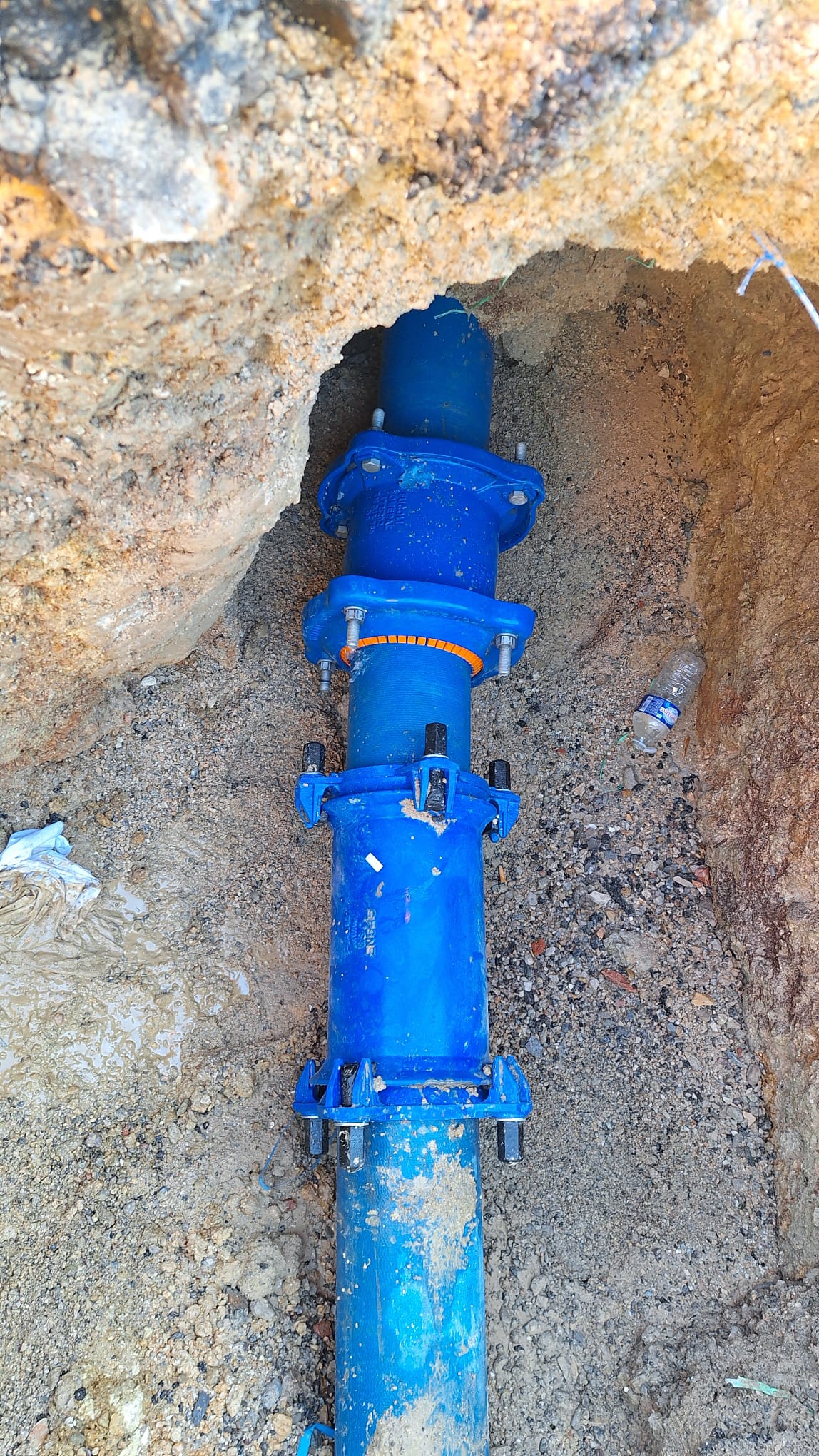 Canalisation d’eau potable en fonte après réparation